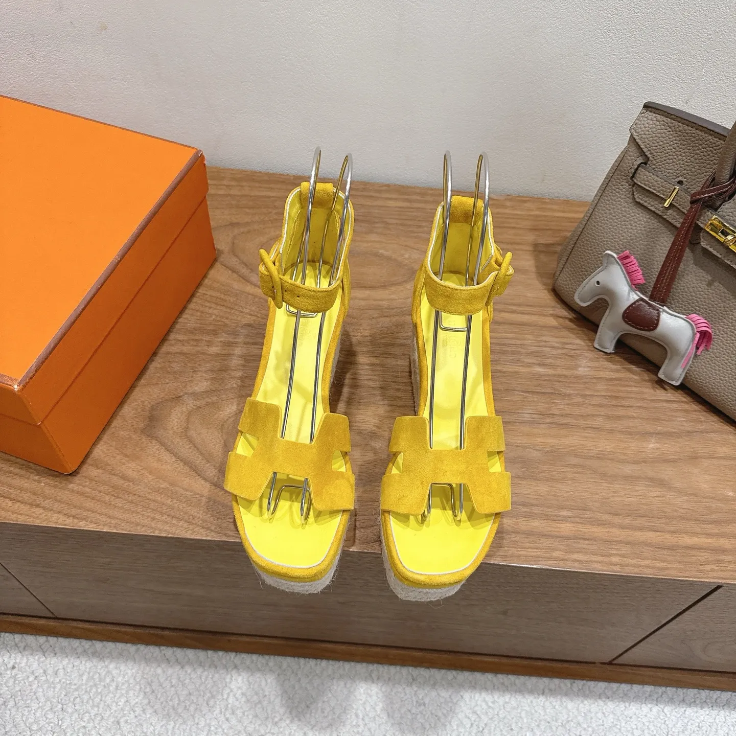 👟👟Ex-factory price 720👟👟 Hermes... a Eclair 2025 new color + popular series, the version is super positive, with a certain thickness, which makes the legs longer! Breathable, comfortable calfskin, spring and summer color matching, this item is both beautiful and comfortable! Channel supply code size: 35-39 can be ordered as 40.41 with airplane box ➕20
